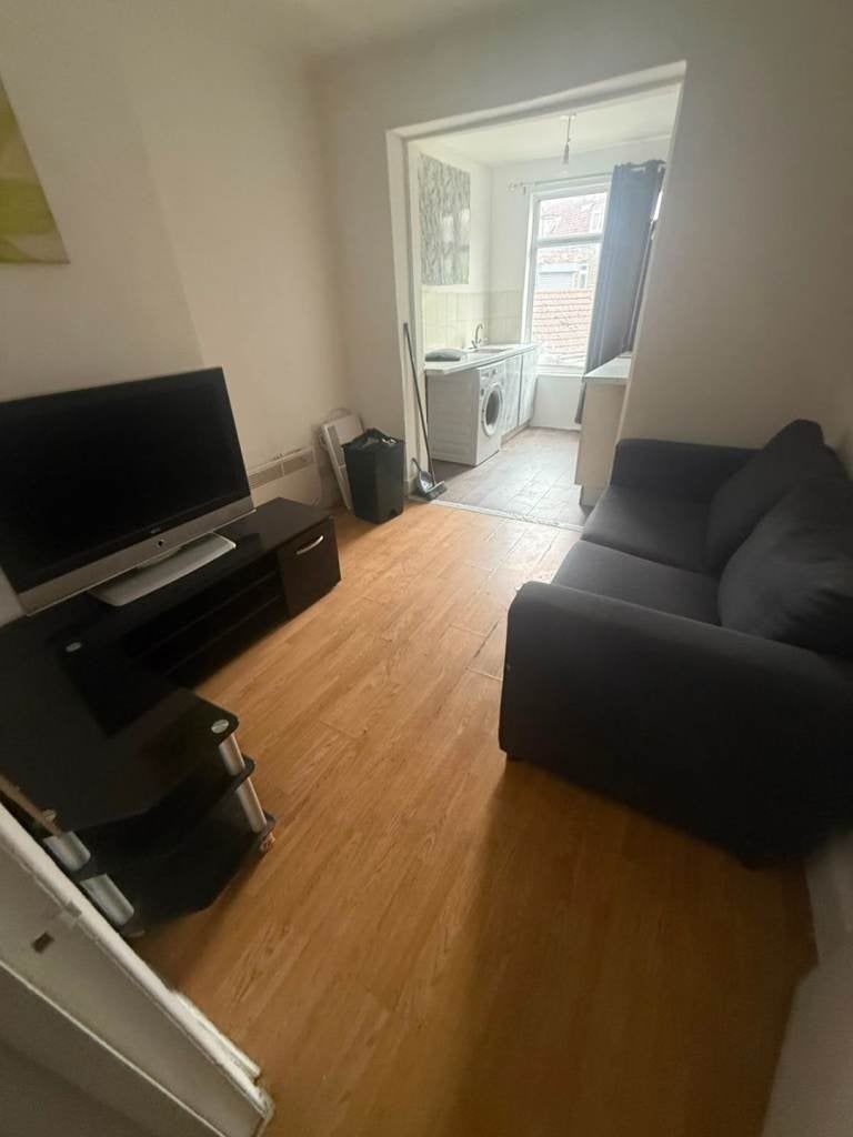 Flat Chequers Parade, Ripple Road in Greater London