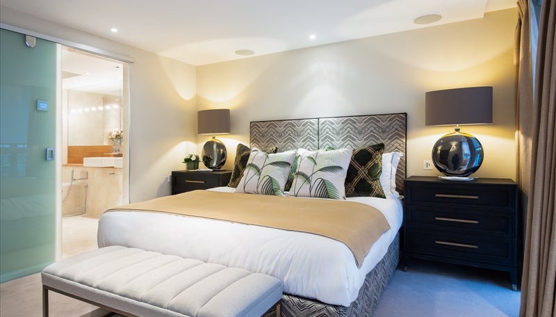 Flat Kensington Court in Greater London