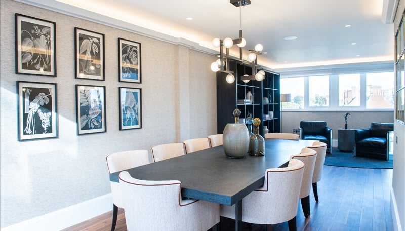 Flat Kensington Court in Greater London