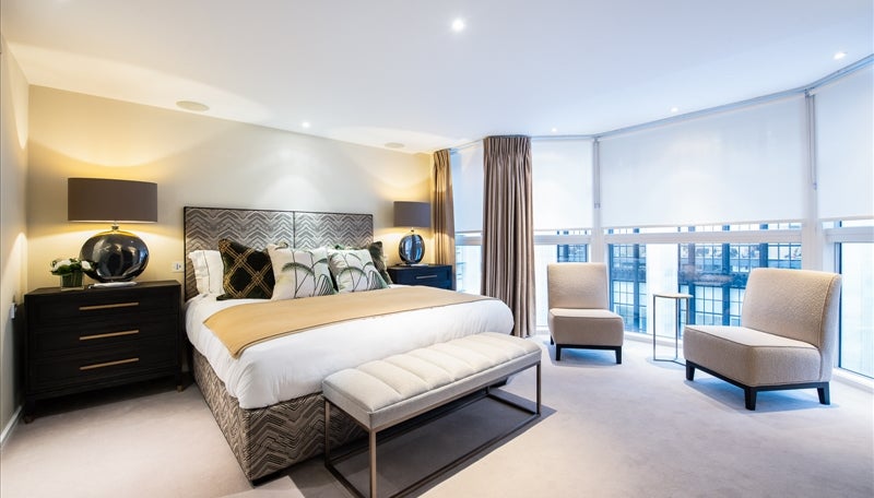 Flat Kensington Court in Greater London