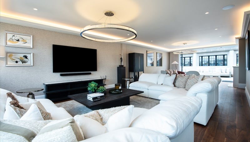 Flat Kensington Court in Greater London