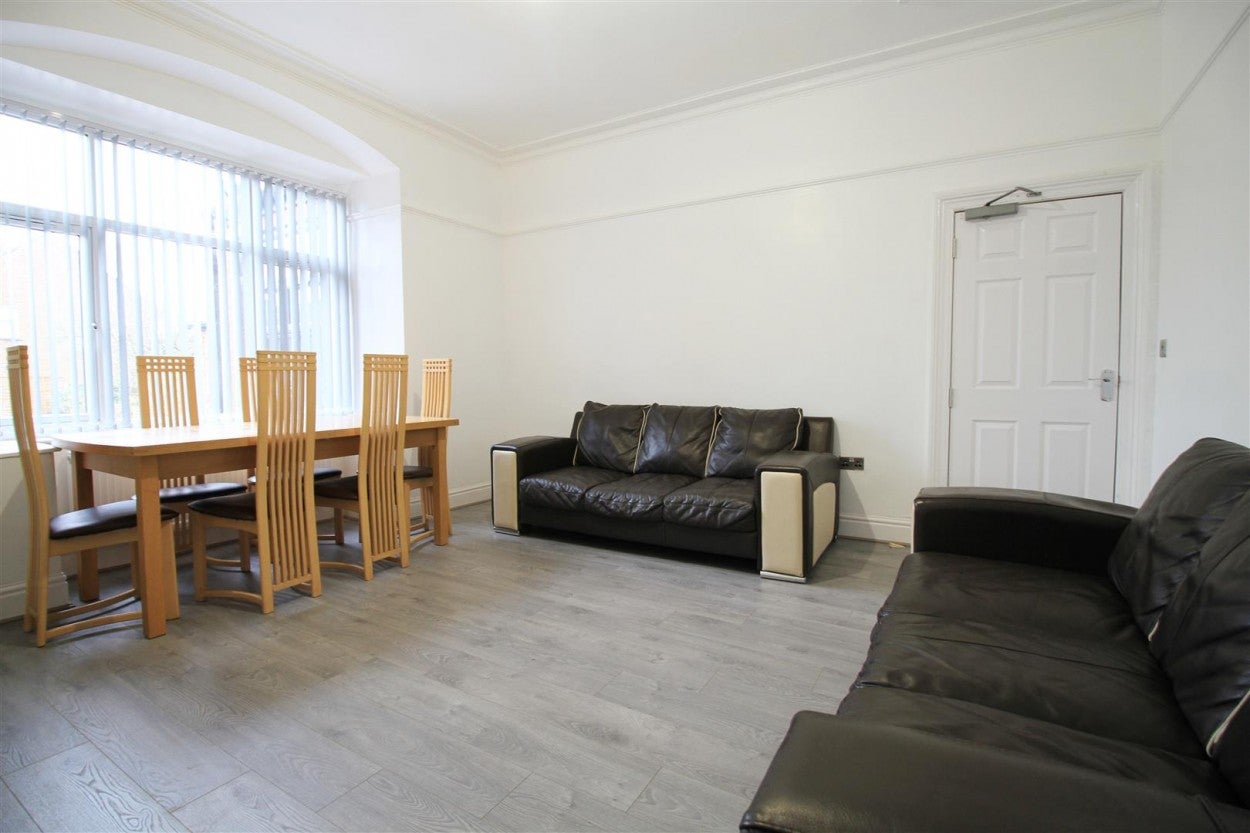 Room Cranbourne Road in Tameside