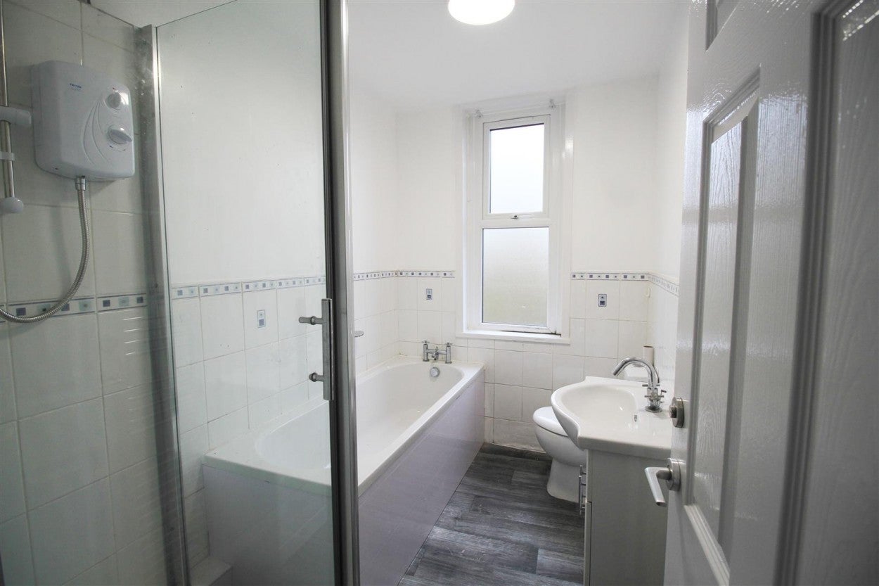 Room Cranbourne Road in Tameside
