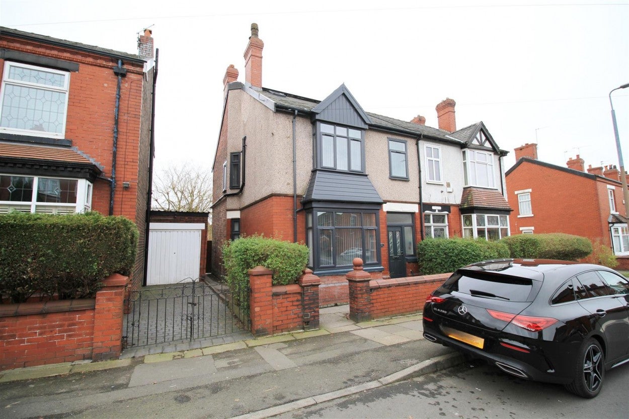 Room Cranbourne Road in Tameside