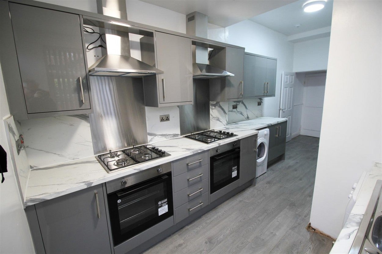 Room Cranbourne Road in Tameside