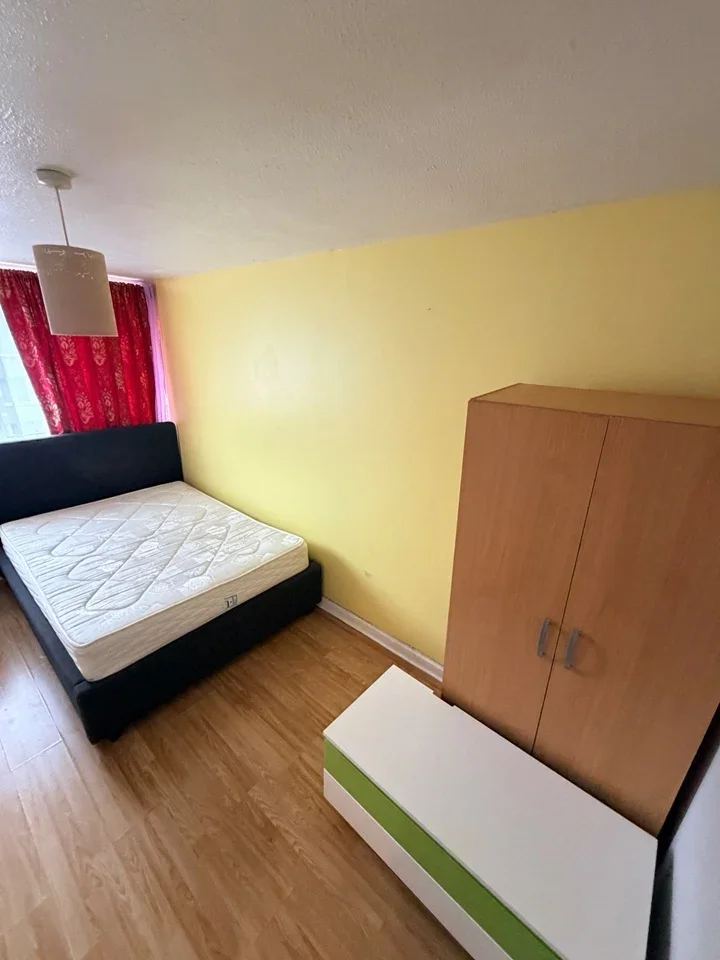 Flat Navestock Crescent in Greater London