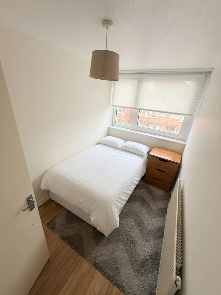 Flat Navestock Crescent in Greater London