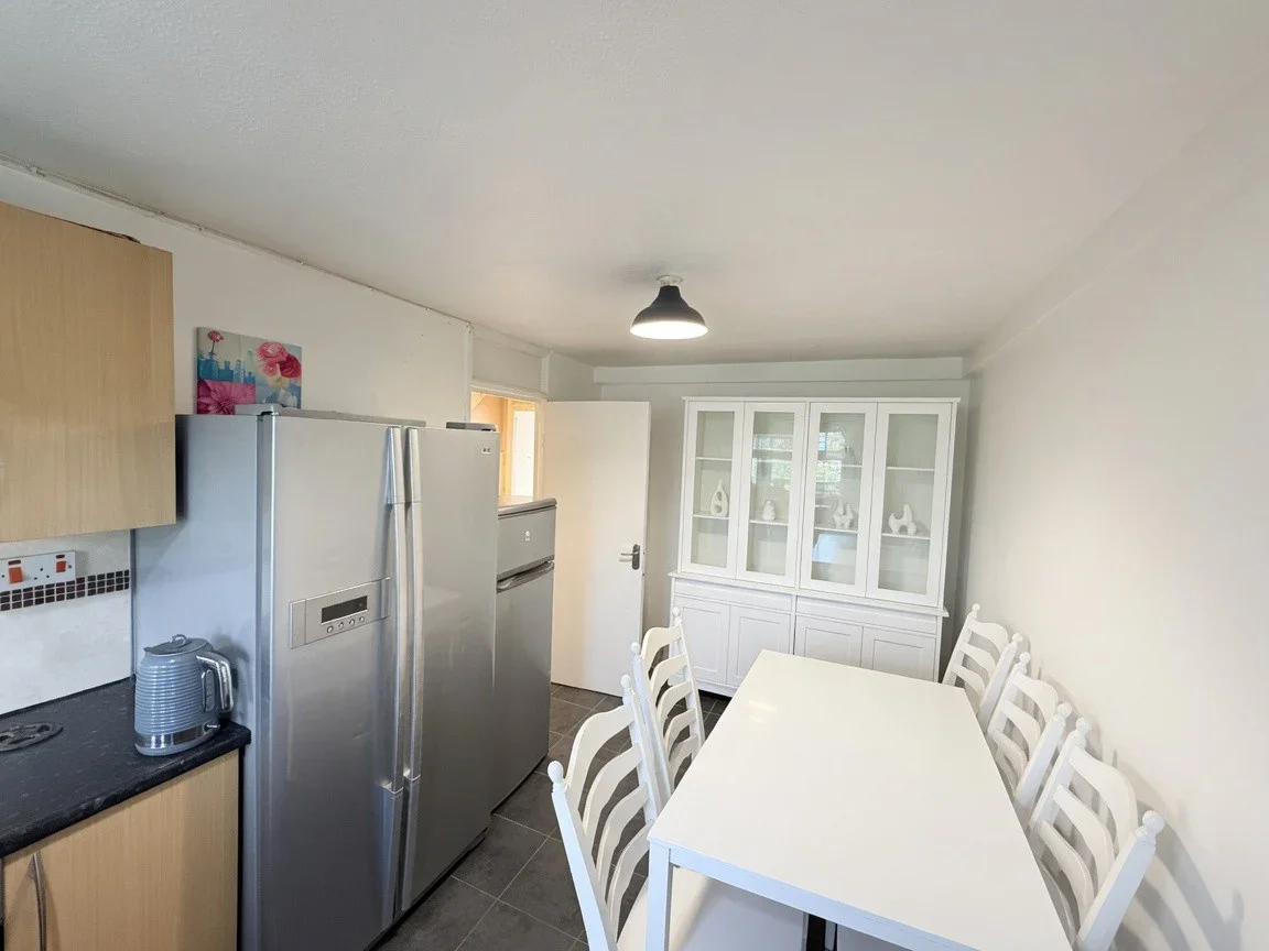 Flat Navestock Crescent in Greater London