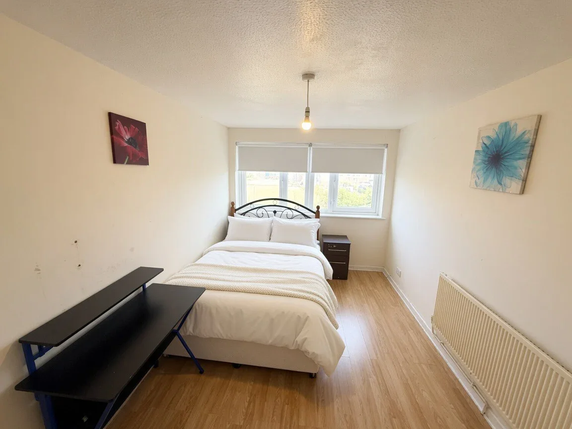 Flat Navestock Crescent in Greater London