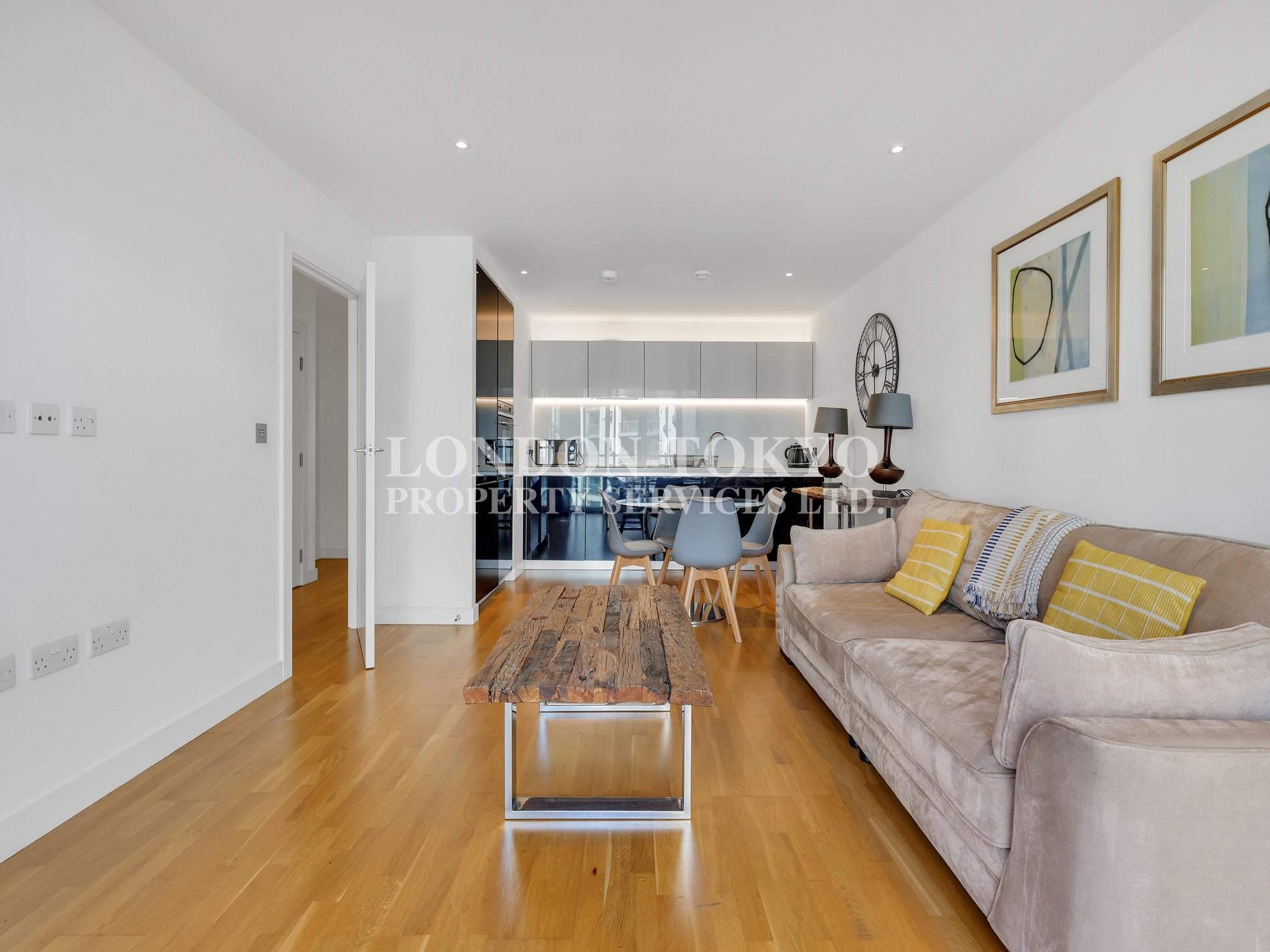 Flat Pump House Crescent in Greater London