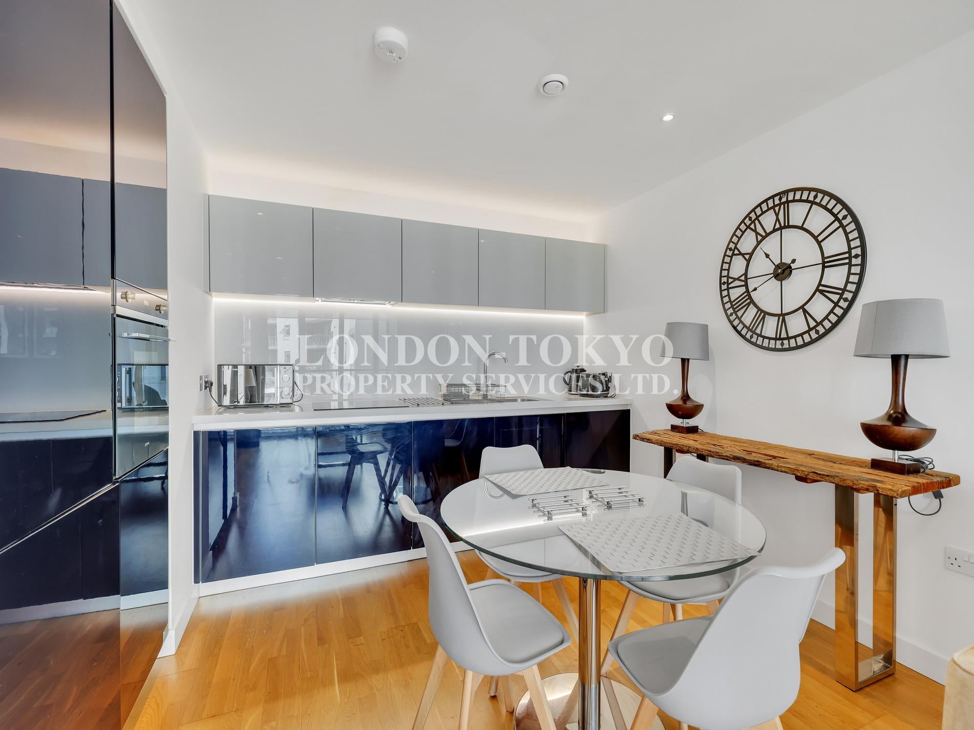 Flat Pump House Crescent in Greater London