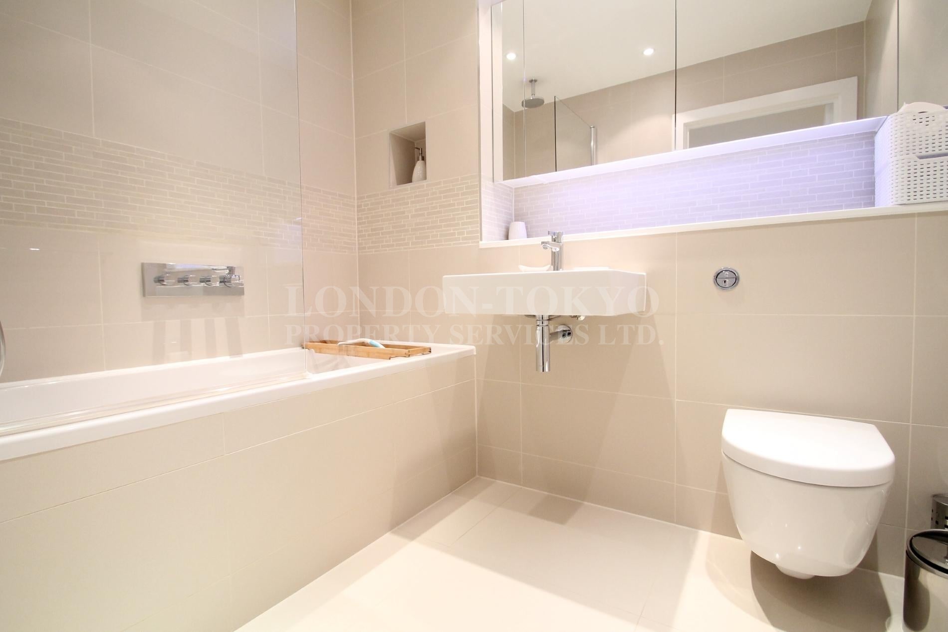Flat Pump House Crescent in Greater London