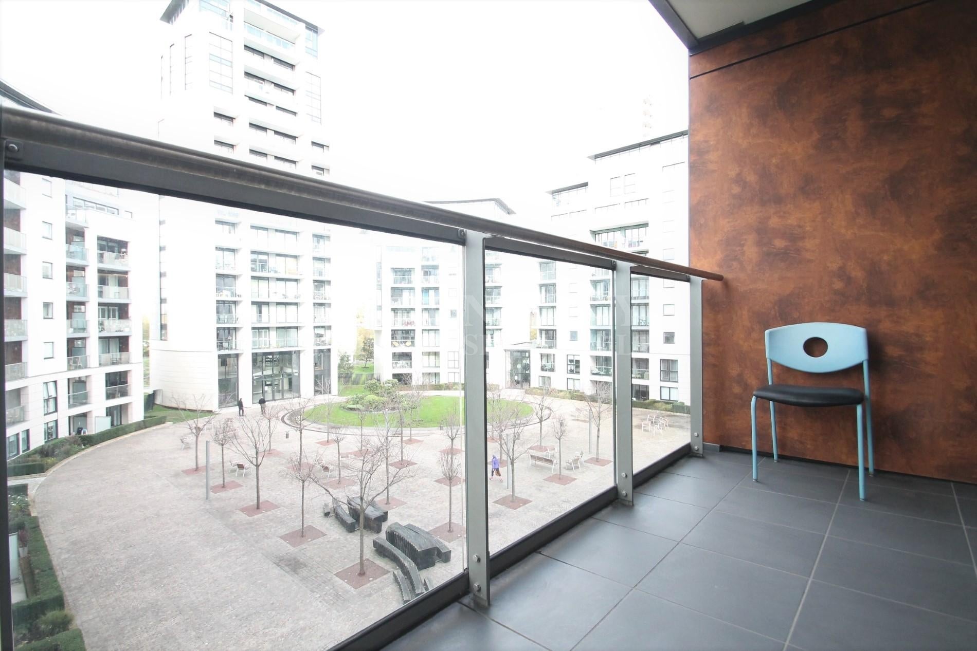 Flat Pump House Crescent in Greater London