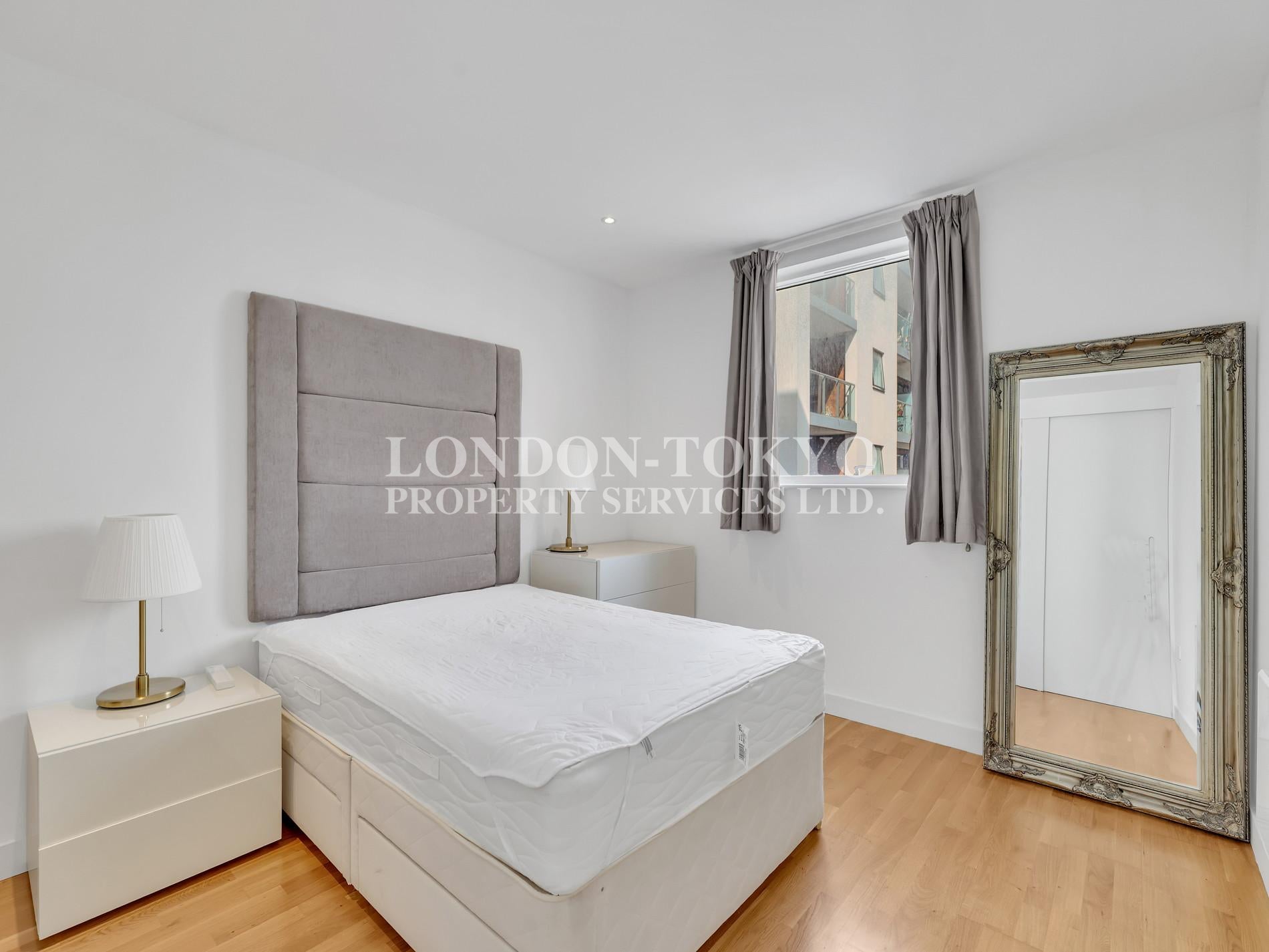Flat Pump House Crescent in Greater London