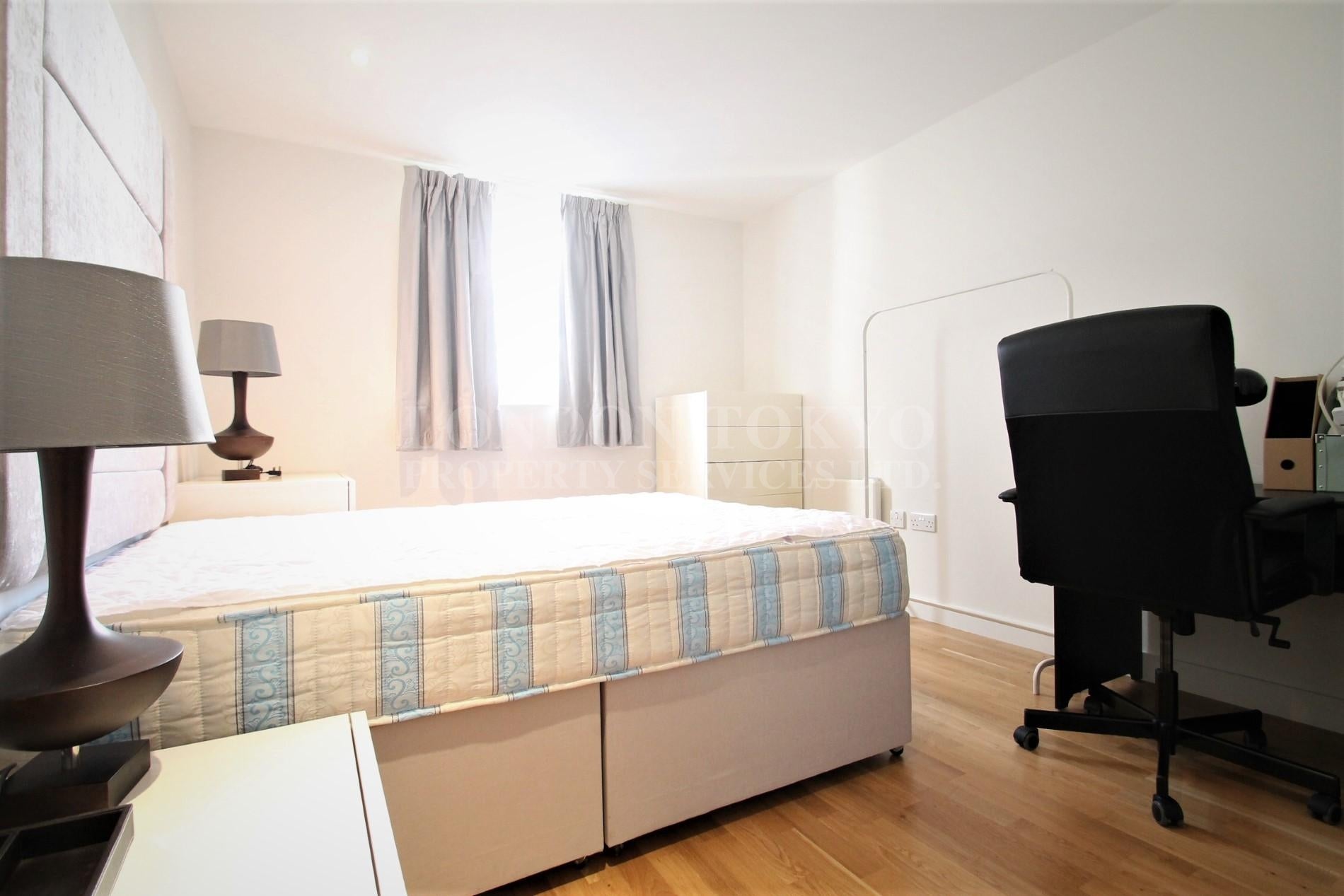 Flat Pump House Crescent in Greater London