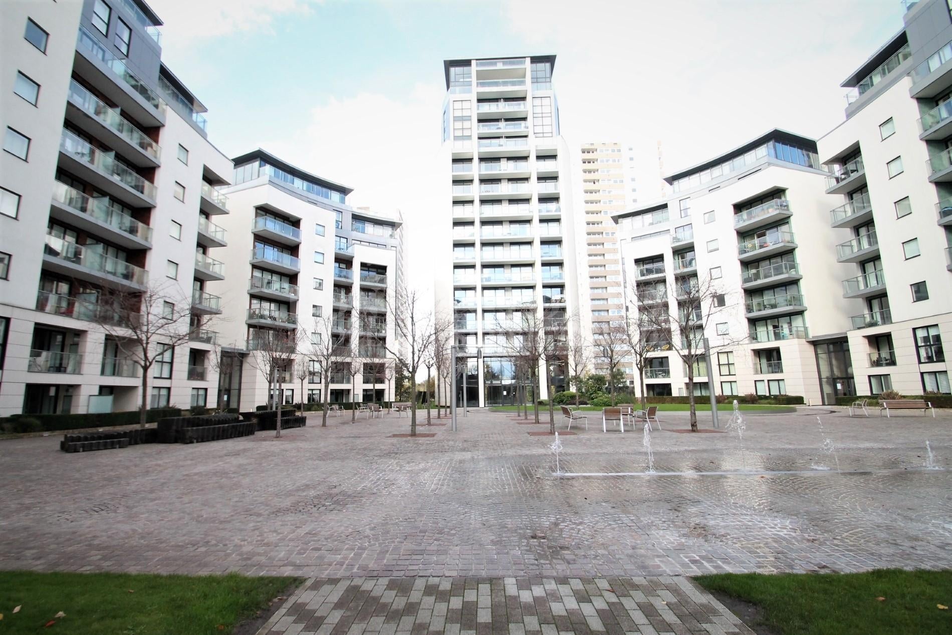 Flat Pump House Crescent in Greater London