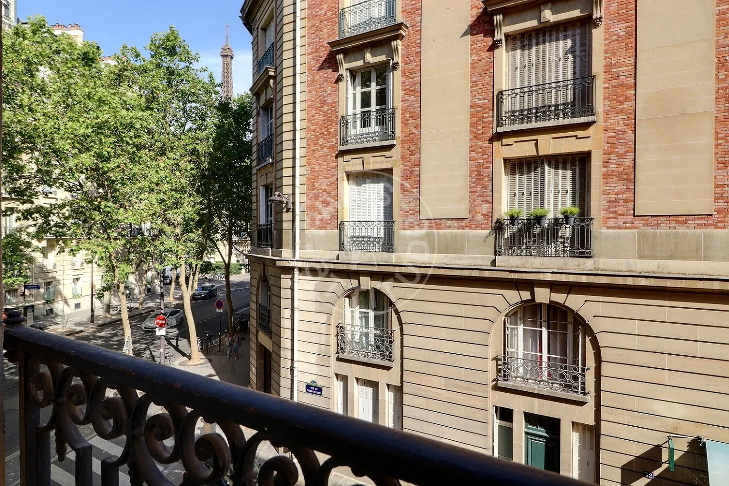Flat Avenue de la Bourdonnais in Paris