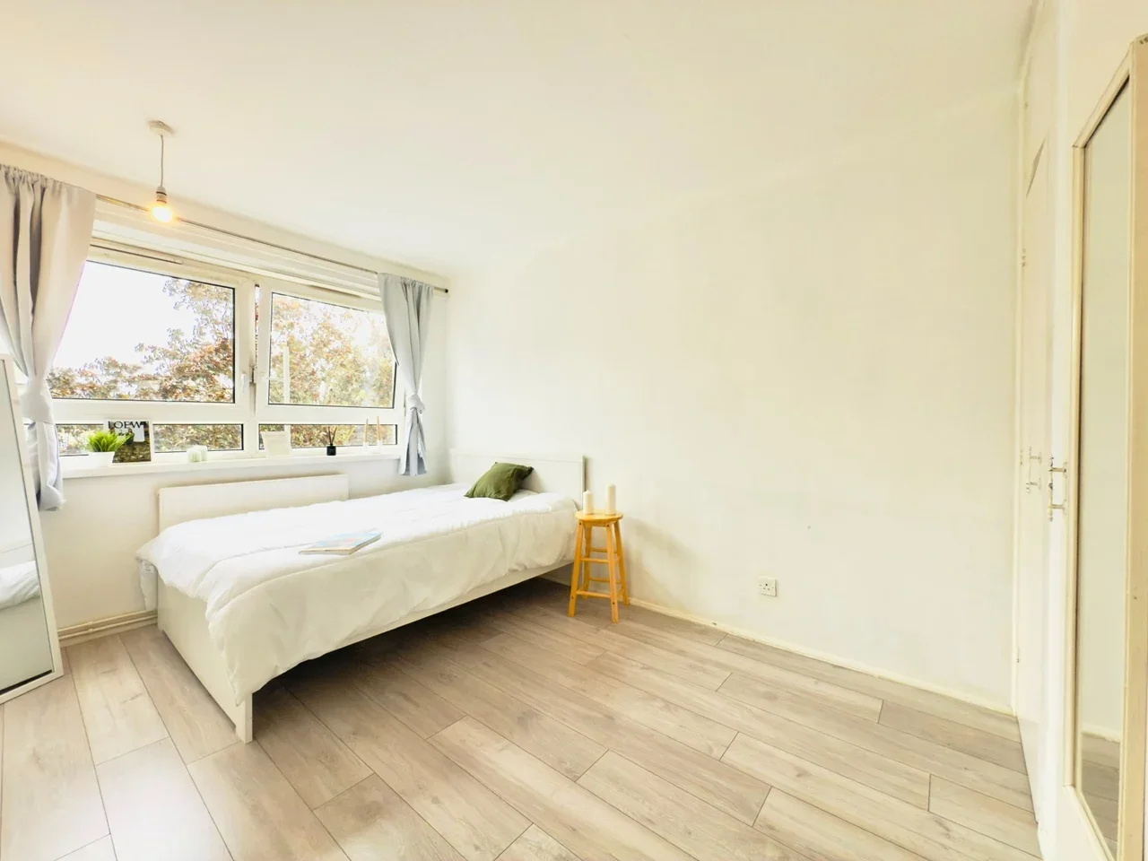 Room Buxton Street in Greater London