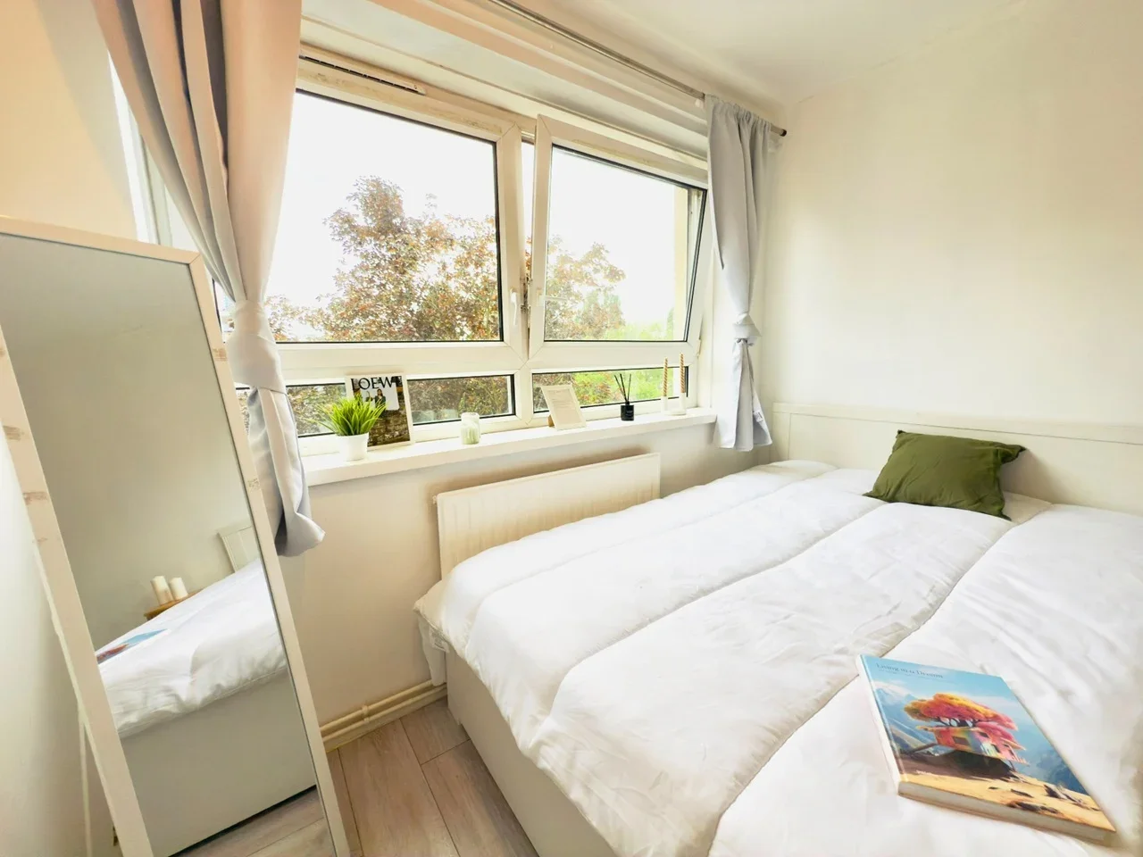 Room Buxton Street in Greater London