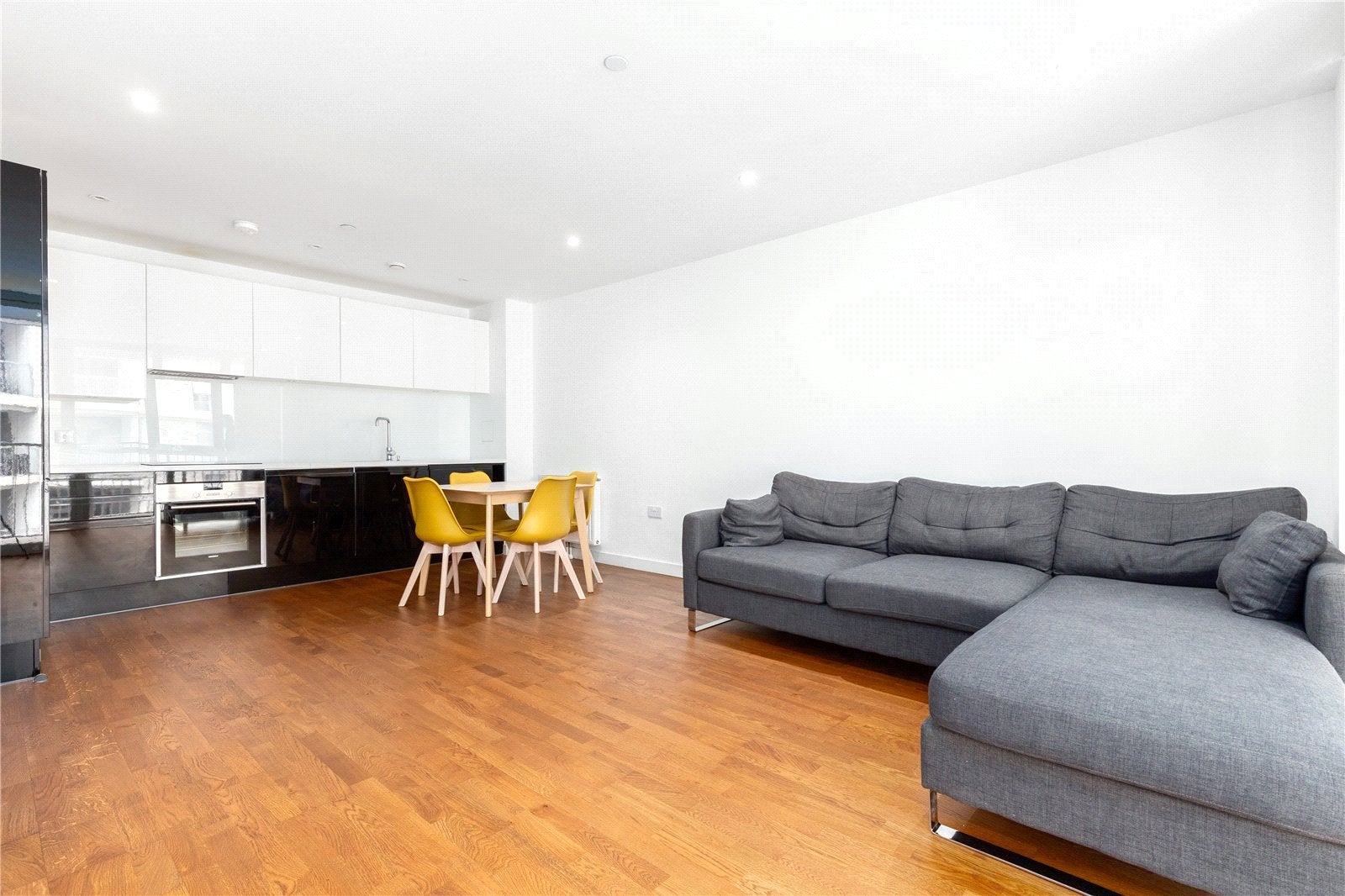 Flat Newby Place in Greater London