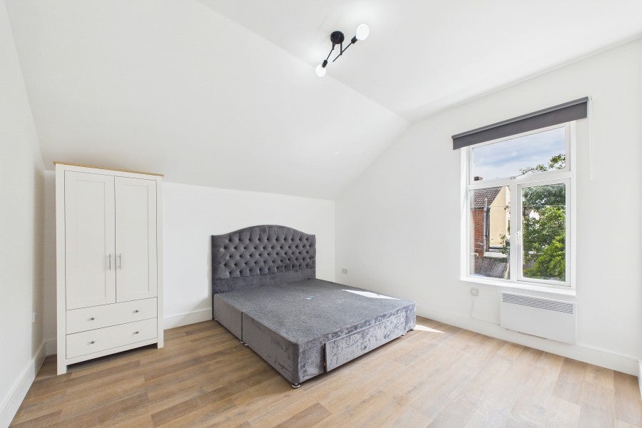 Room Ash Road in Rushmoor
