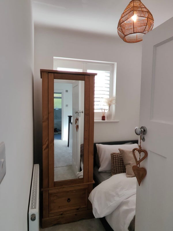 Room Merriman Road in Greater London