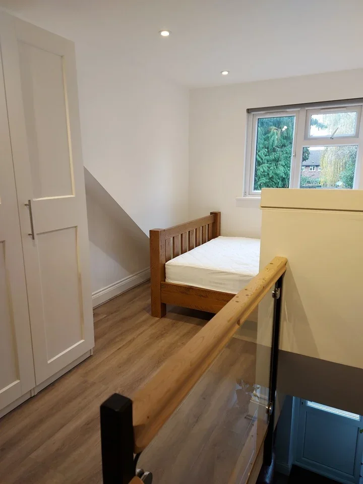 Room Dovecote Close in Elmbridge