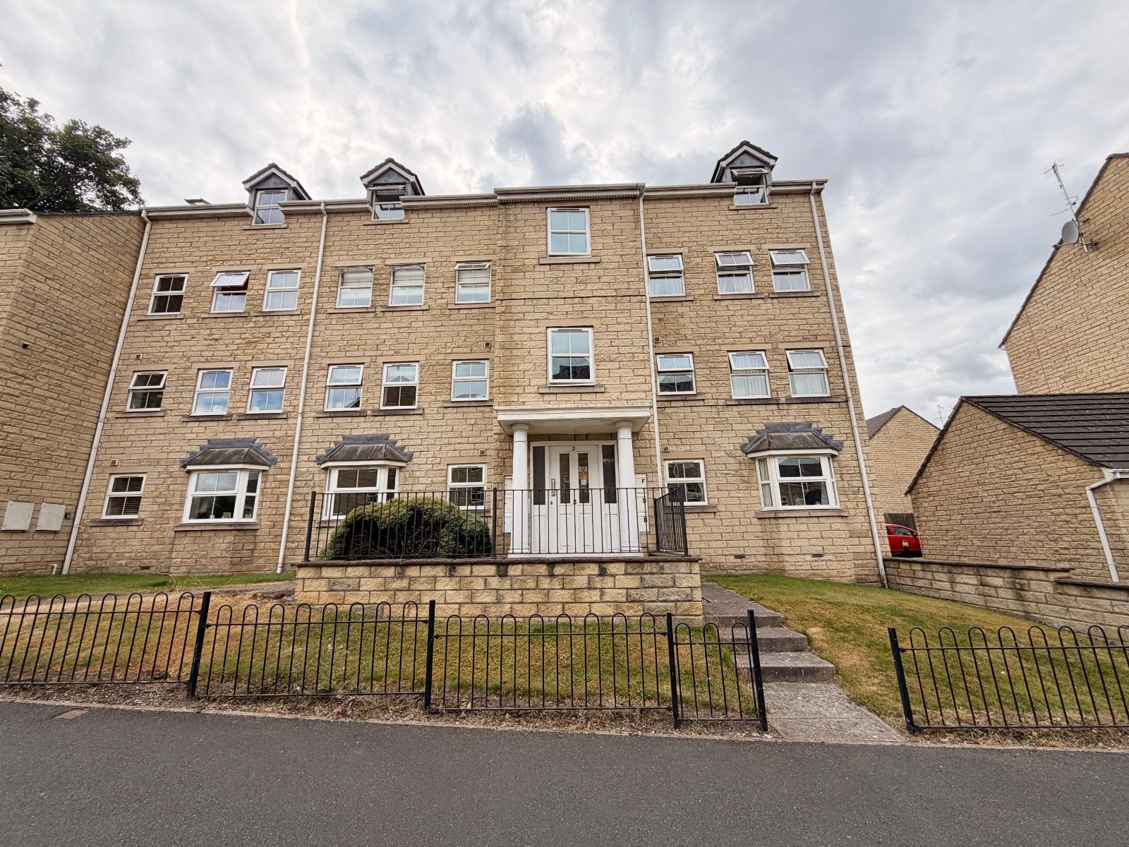 Flat Navigation Drive in Bradford