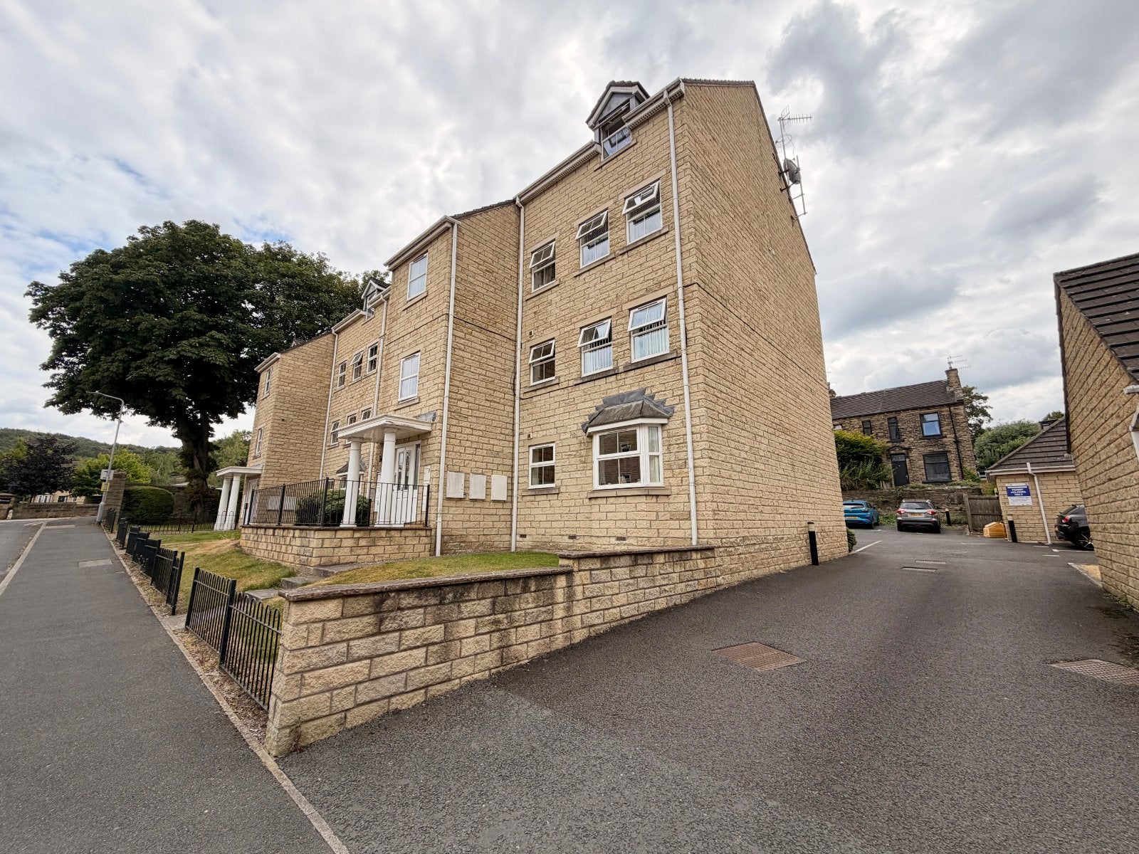 Flat Navigation Drive in Bradford