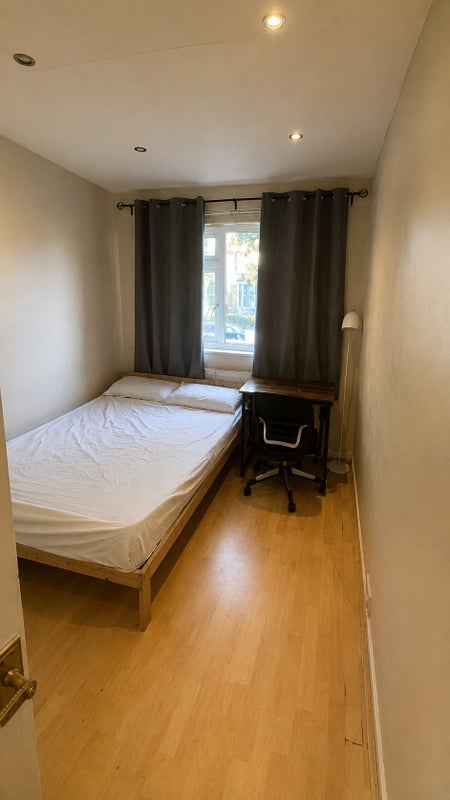 Room Merton Road in Greater London