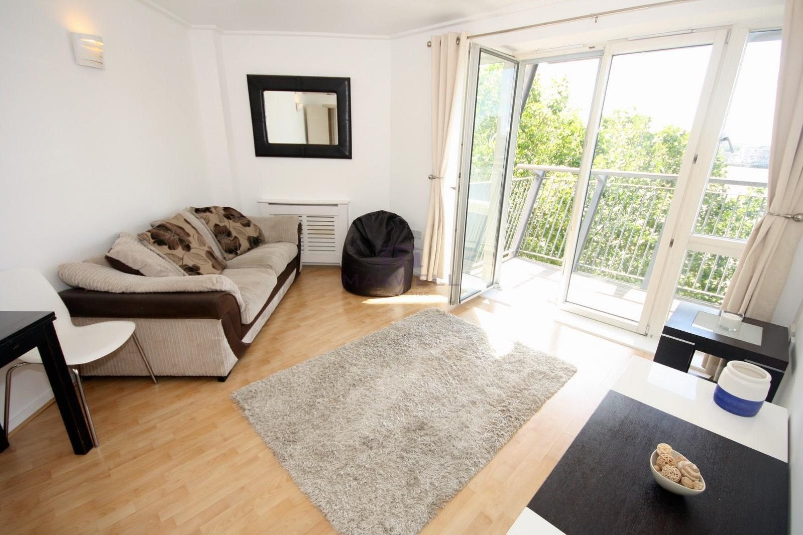 Flat Hutching's Street in Greater London