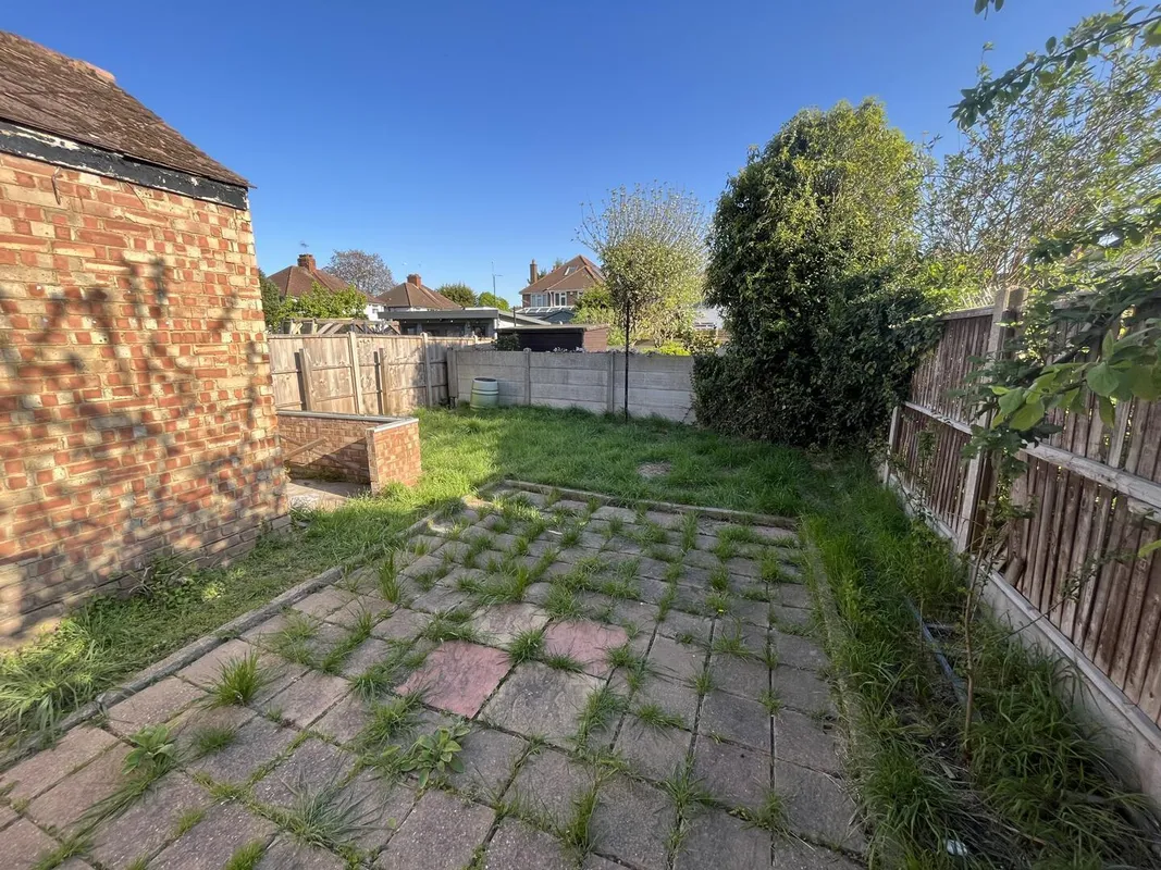 Flat Whitton Road in Greater London