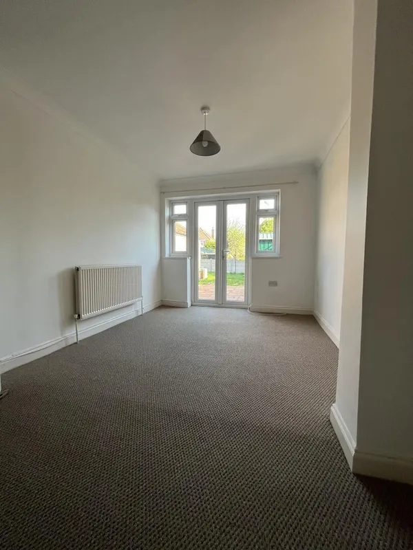 Flat Whitton Road in Greater London
