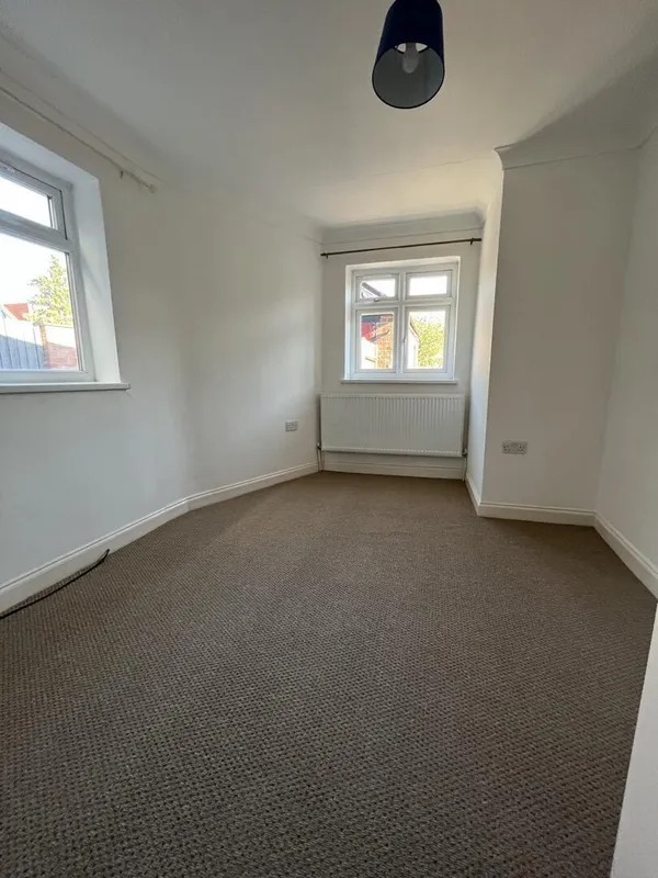 Flat Whitton Road in Greater London