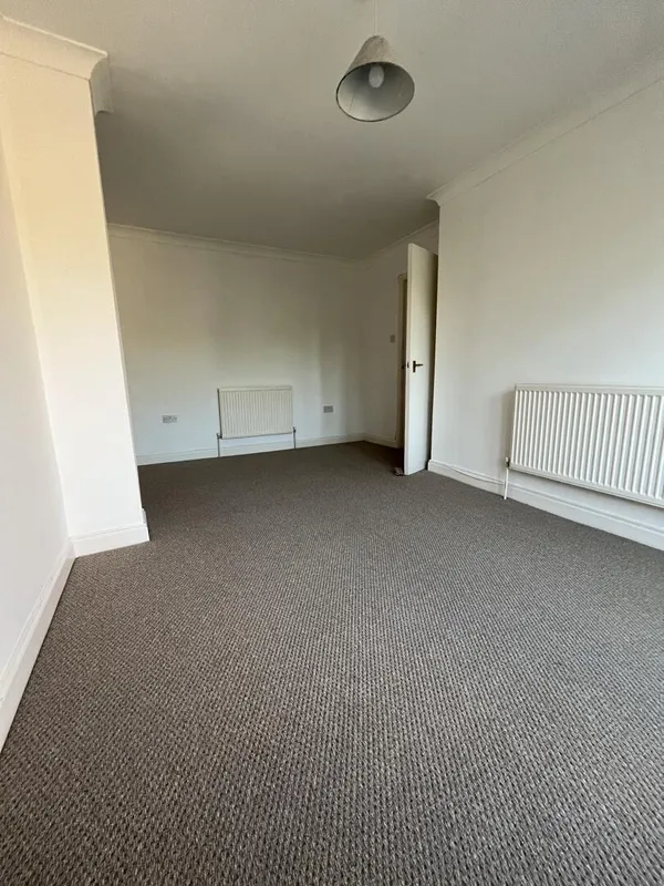 Flat Whitton Road in Greater London