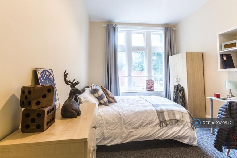Room Highroyd Crescent in Kirklees