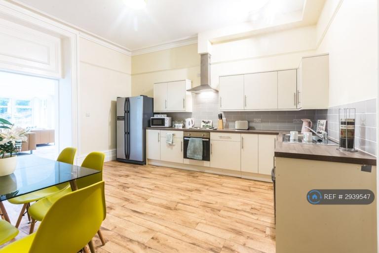 Room Highroyd Crescent in Kirklees