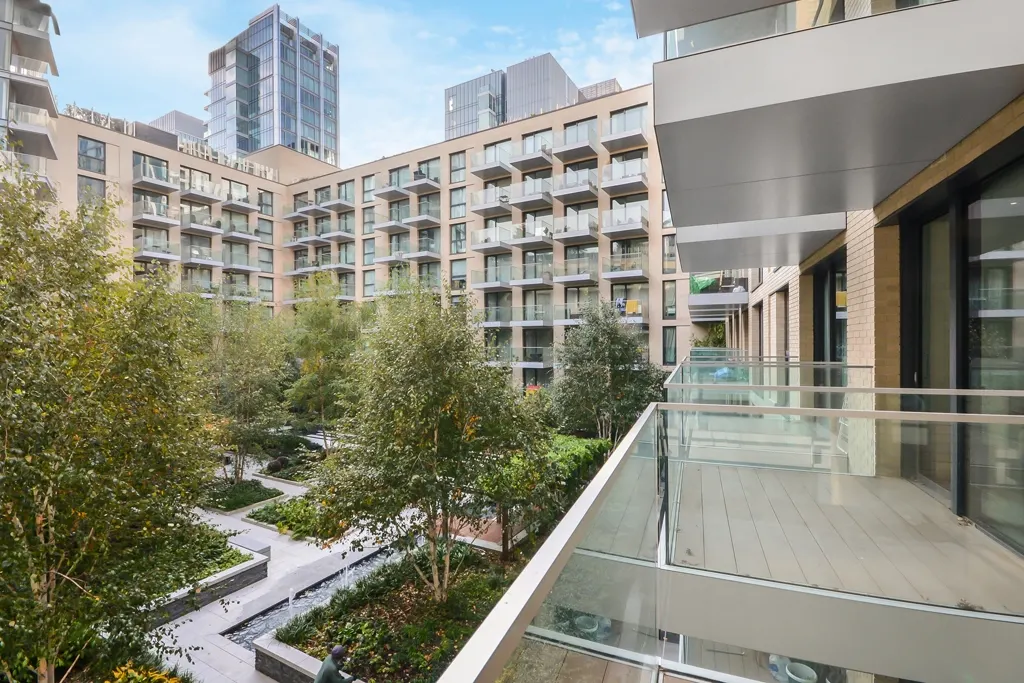 Flat Alie Street in Greater London