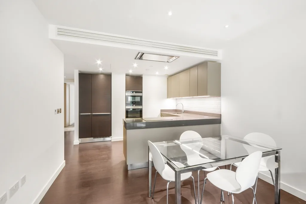 Flat Alie Street in Greater London