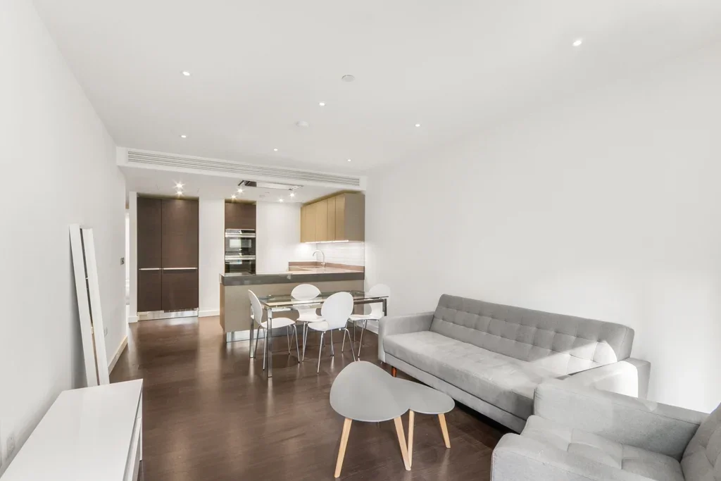 Flat Alie Street in Greater London