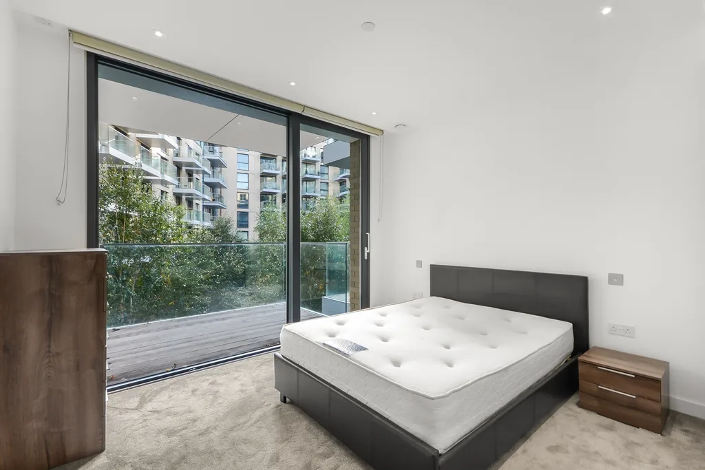 Flat Alie Street in Greater London