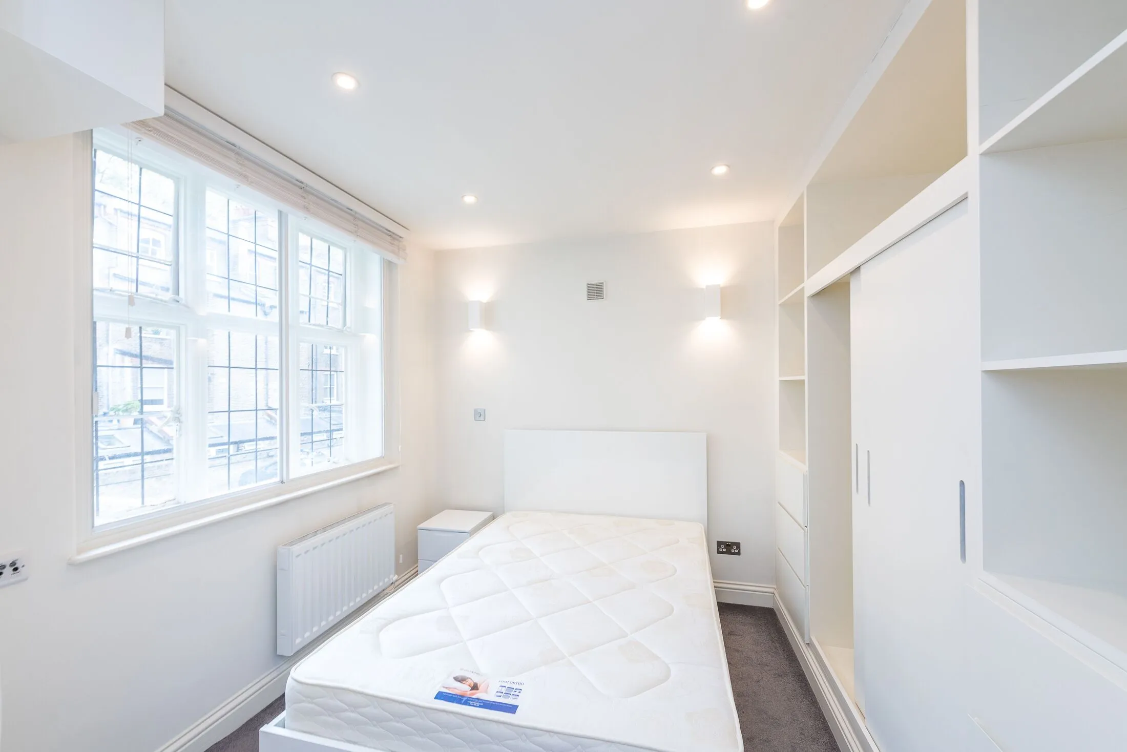 Flat Vauxhall Bridge Road in City of Westminster