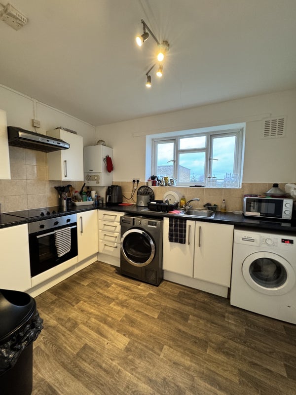 Room Sir Alexander Close in Greater London