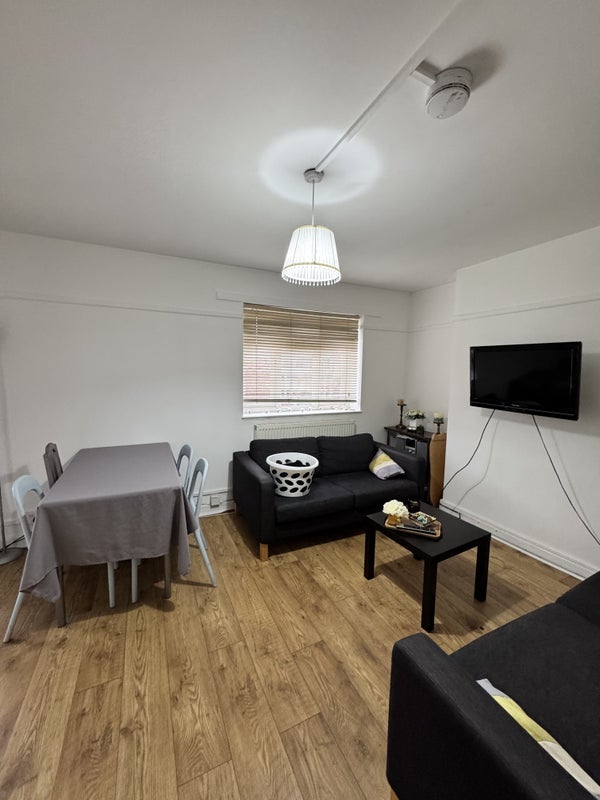 Room Sir Alexander Close in Greater London