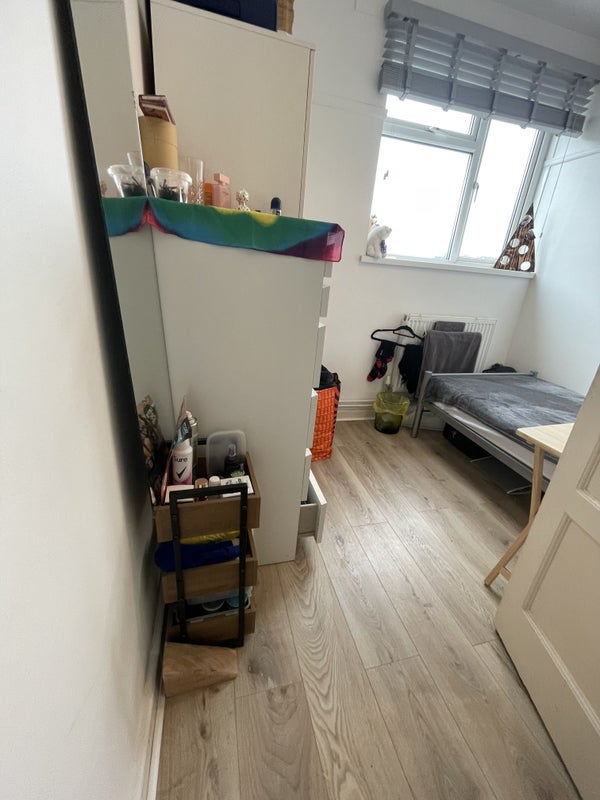 Room Sir Alexander Close in Greater London