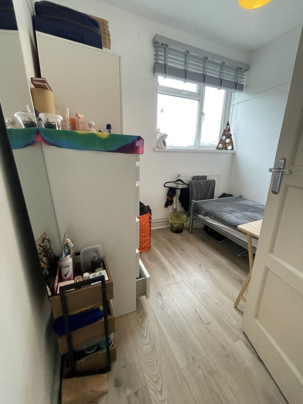 Room Sir Alexander Close in Greater London