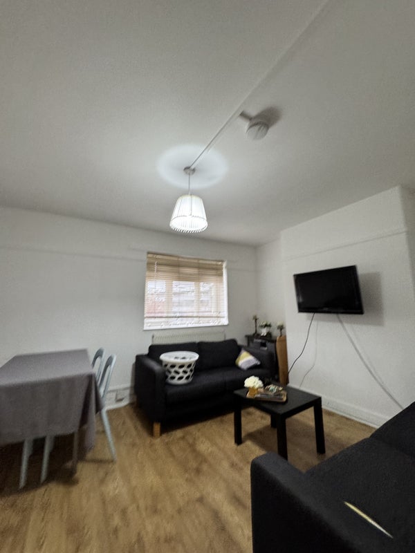 Room Sir Alexander Close in Greater London