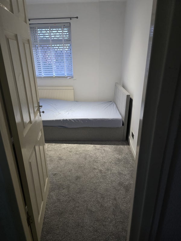 Room Hadley Avenue in Manchester