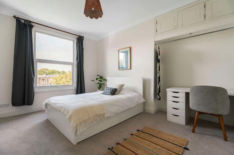 Room Isledon Road in Greater London