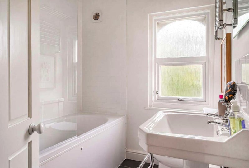 Room Isledon Road in Greater London
